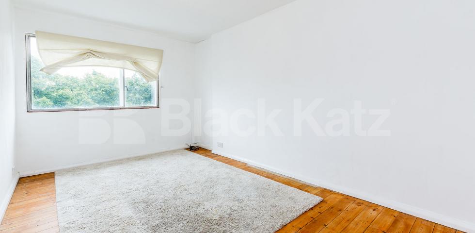 			SPACIOUS ONE BEDROOM FLAT RIGHT BY HIGHBURY FIELDS, 1 Bedroom, 1 bath, 1 reception Flat			 Highbury Grove, HIGHBURY-HIGHBUR FIELDS
