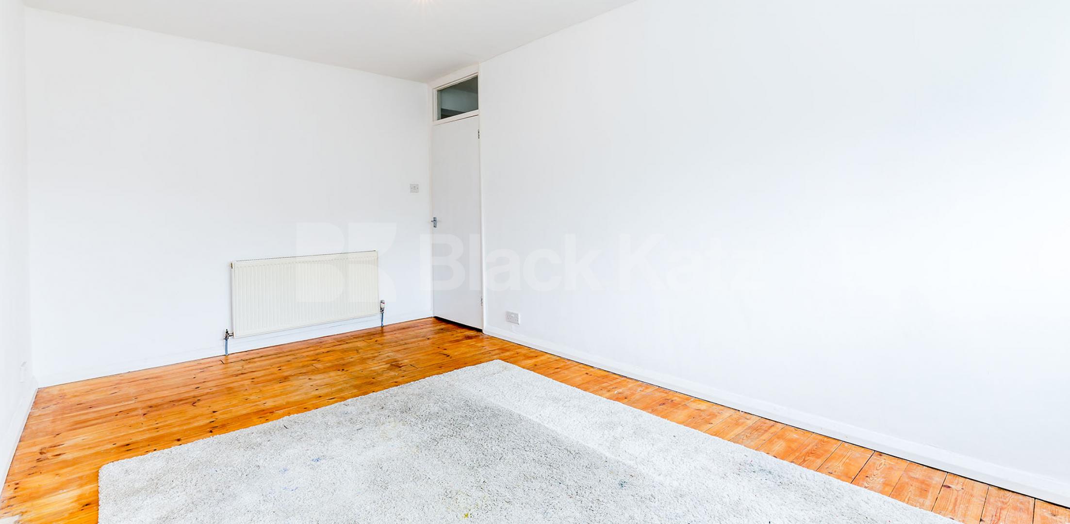 			SPACIOUS ONE BEDROOM FLAT RIGHT BY HIGHBURY FIELDS, 1 Bedroom, 1 bath, 1 reception Flat			 Highbury Grove, HIGHBURY-HIGHBUR FIELDS