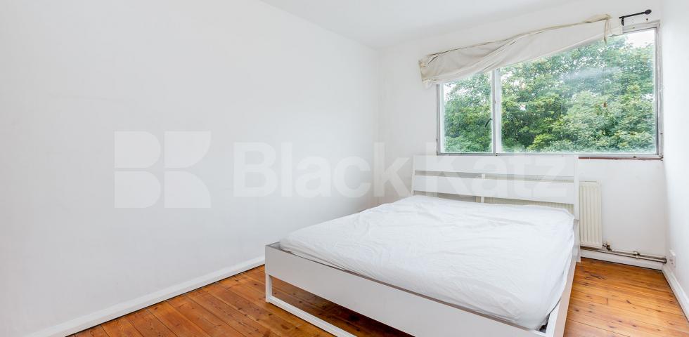 			SPACIOUS ONE BEDROOM FLAT RIGHT BY HIGHBURY FIELDS, 1 Bedroom, 1 bath, 1 reception Flat			 Highbury Grove, HIGHBURY-HIGHBUR FIELDS