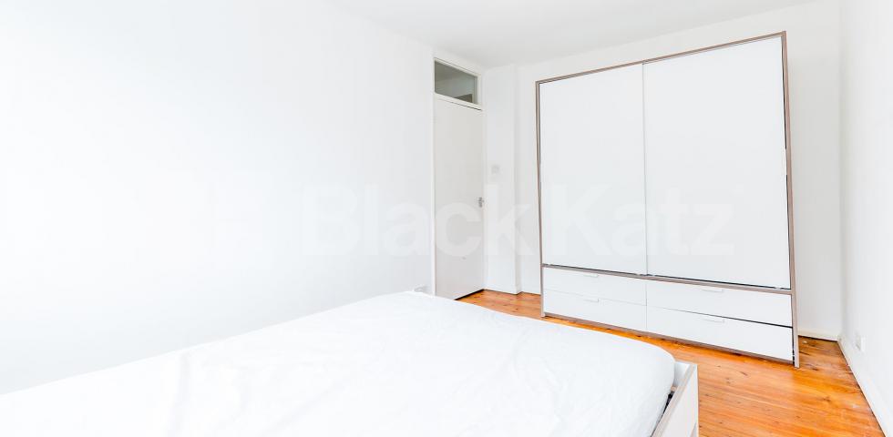 			SPACIOUS ONE BEDROOM FLAT RIGHT BY HIGHBURY FIELDS, 1 Bedroom, 1 bath, 1 reception Flat			 Highbury Grove, HIGHBURY-HIGHBUR FIELDS