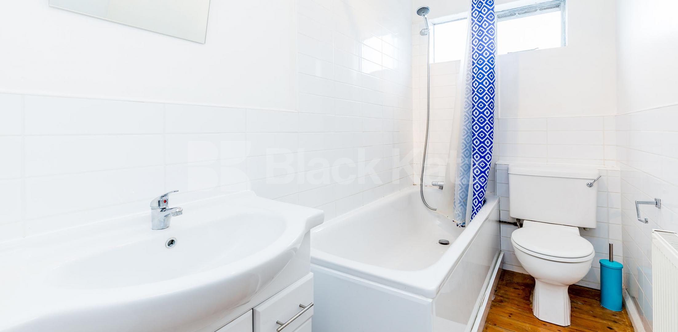 			SPACIOUS ONE BEDROOM FLAT RIGHT BY HIGHBURY FIELDS, 1 Bedroom, 1 bath, 1 reception Flat			 Highbury Grove, HIGHBURY-HIGHBUR FIELDS