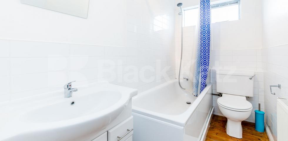 			SPACIOUS ONE BEDROOM FLAT RIGHT BY HIGHBURY FIELDS, 1 Bedroom, 1 bath, 1 reception Flat			 Highbury Grove, HIGHBURY-HIGHBUR FIELDS