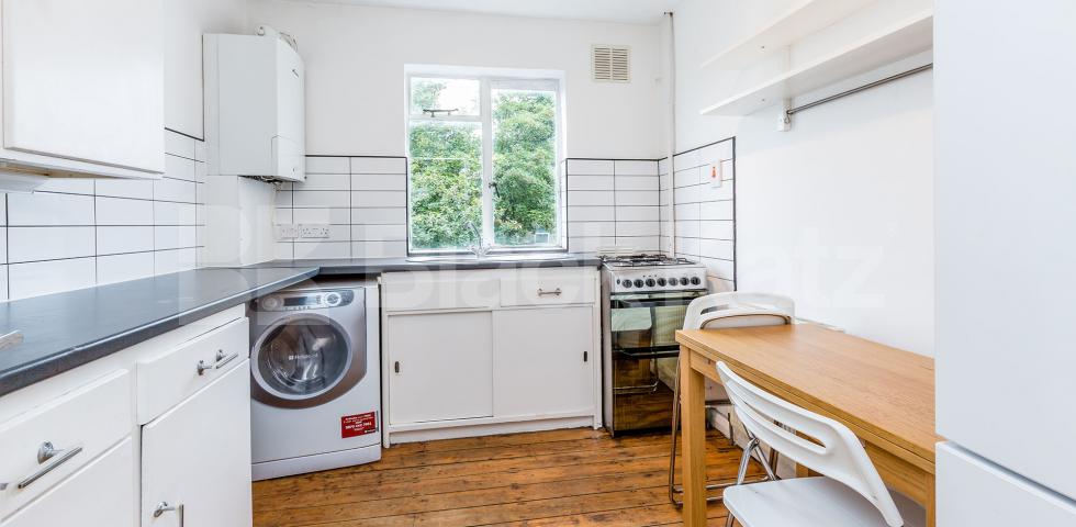 			SPACIOUS ONE BEDROOM FLAT RIGHT BY HIGHBURY FIELDS, 1 Bedroom, 1 bath, 1 reception Flat			 Highbury Grove, HIGHBURY-HIGHBUR FIELDS