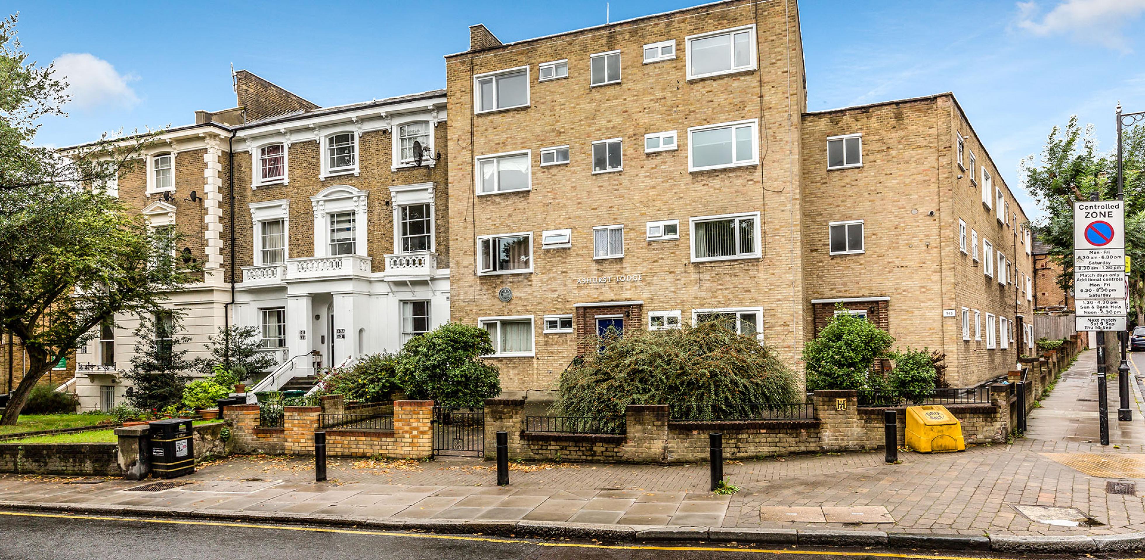			SPACIOUS ONE BEDROOM FLAT RIGHT BY HIGHBURY FIELDS, 1 Bedroom, 1 bath, 1 reception Flat			 Highbury Grove, HIGHBURY-HIGHBUR FIELDS N5