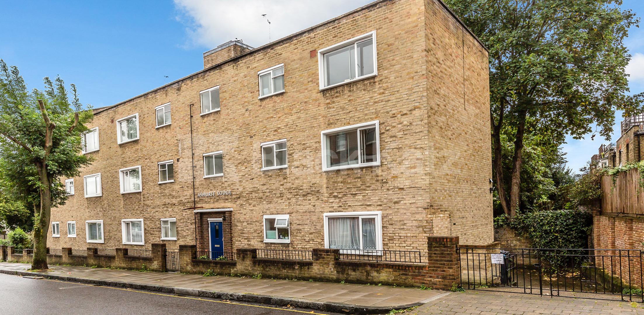 			SPACIOUS ONE BEDROOM FLAT RIGHT BY HIGHBURY FIELDS, 1 Bedroom, 1 bath, 1 reception Flat			 Highbury Grove, HIGHBURY-HIGHBUR FIELDS