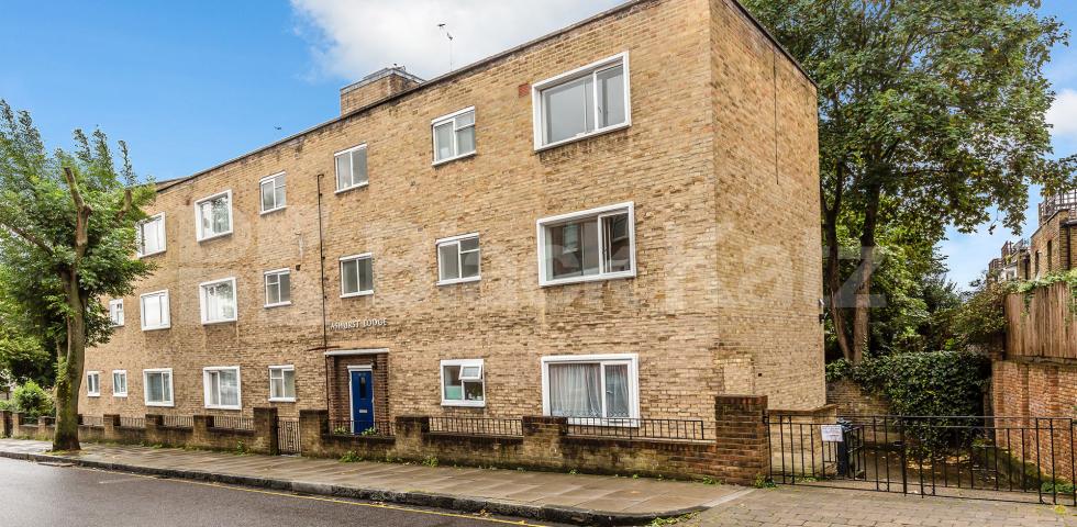 			SPACIOUS ONE BEDROOM FLAT RIGHT BY HIGHBURY FIELDS, 1 Bedroom, 1 bath, 1 reception Flat			 Highbury Grove, HIGHBURY-HIGHBUR FIELDS