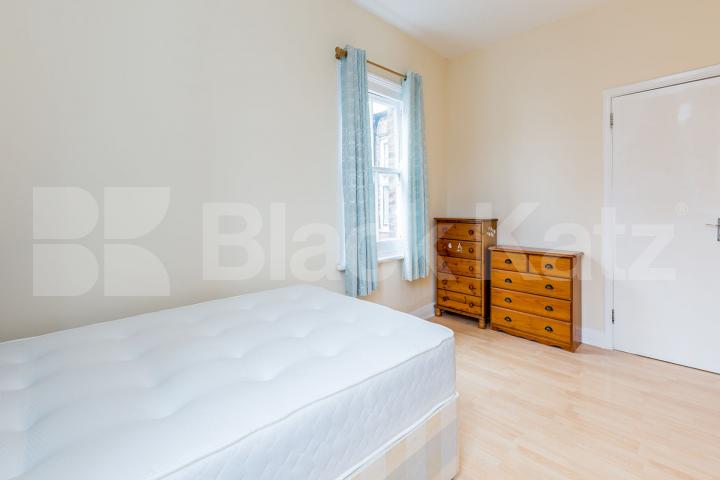 Located only a few minutes walk to Archway Station zone 2 Northern Line Holloway Road, Archway