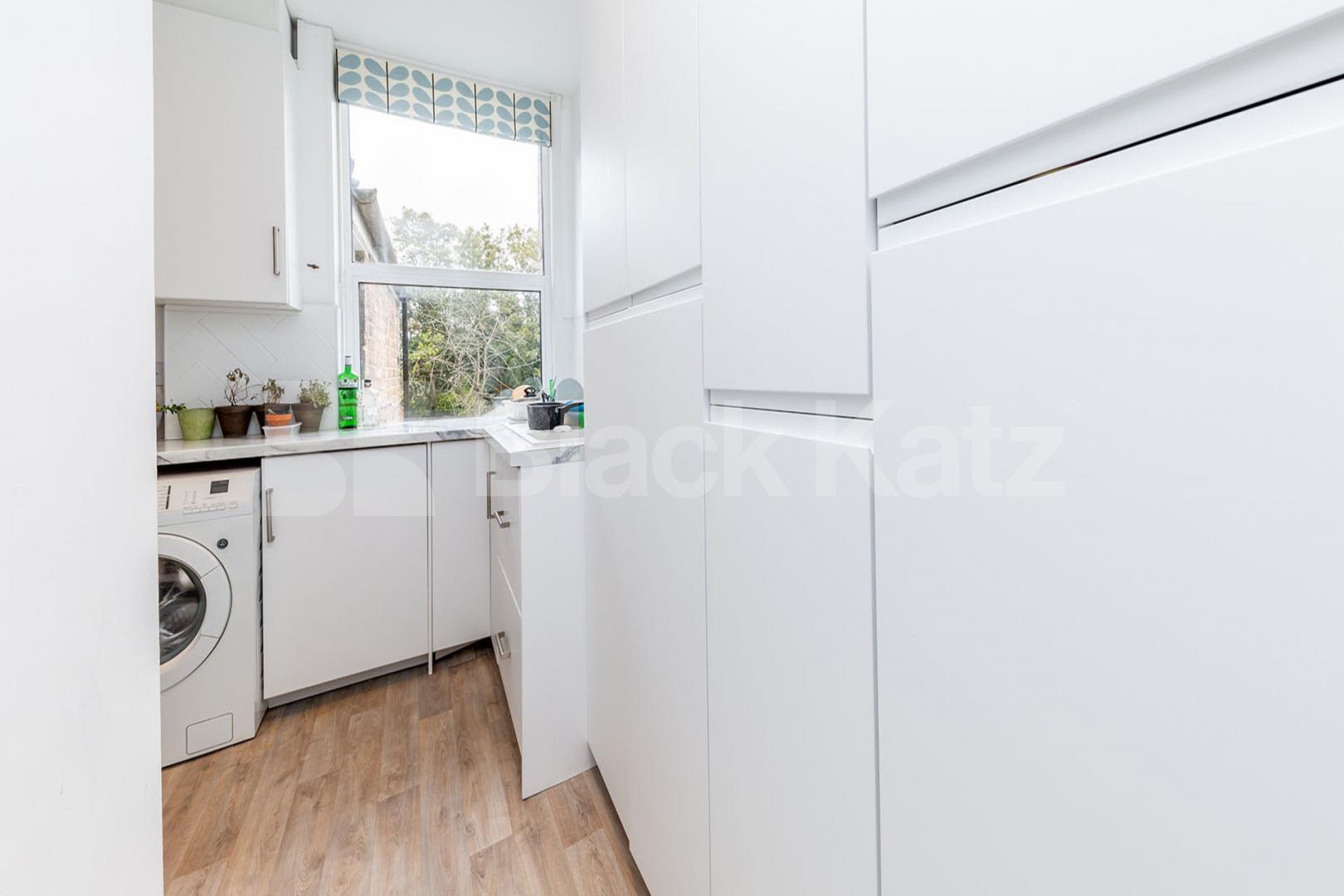 3 be 2 bath property located minutes to Bounds Green Station Whittington Road, Bounds Green
