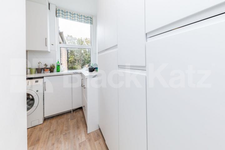 3 be 2 bath property located minutes to Bounds Green Station Whittington Road, Bounds Green