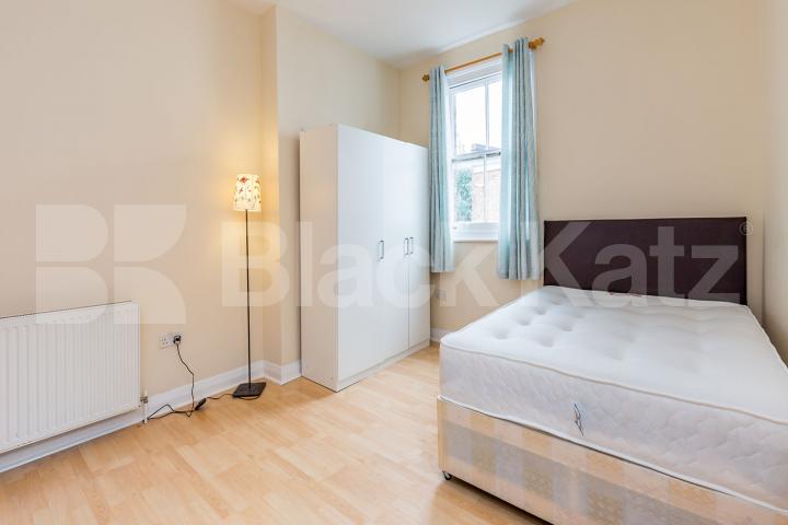 Located only a few minutes walk to Archway Station zone 2 Northern Line Holloway Road, Archway
