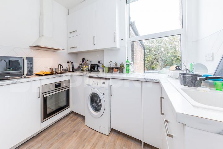 3 be 2 bath property located minutes to Bounds Green Station Whittington Road, Bounds Green