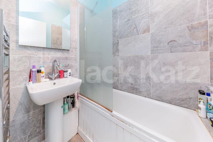 3 be 2 bath property located minutes to Bounds Green Station Whittington Road, Bounds Green