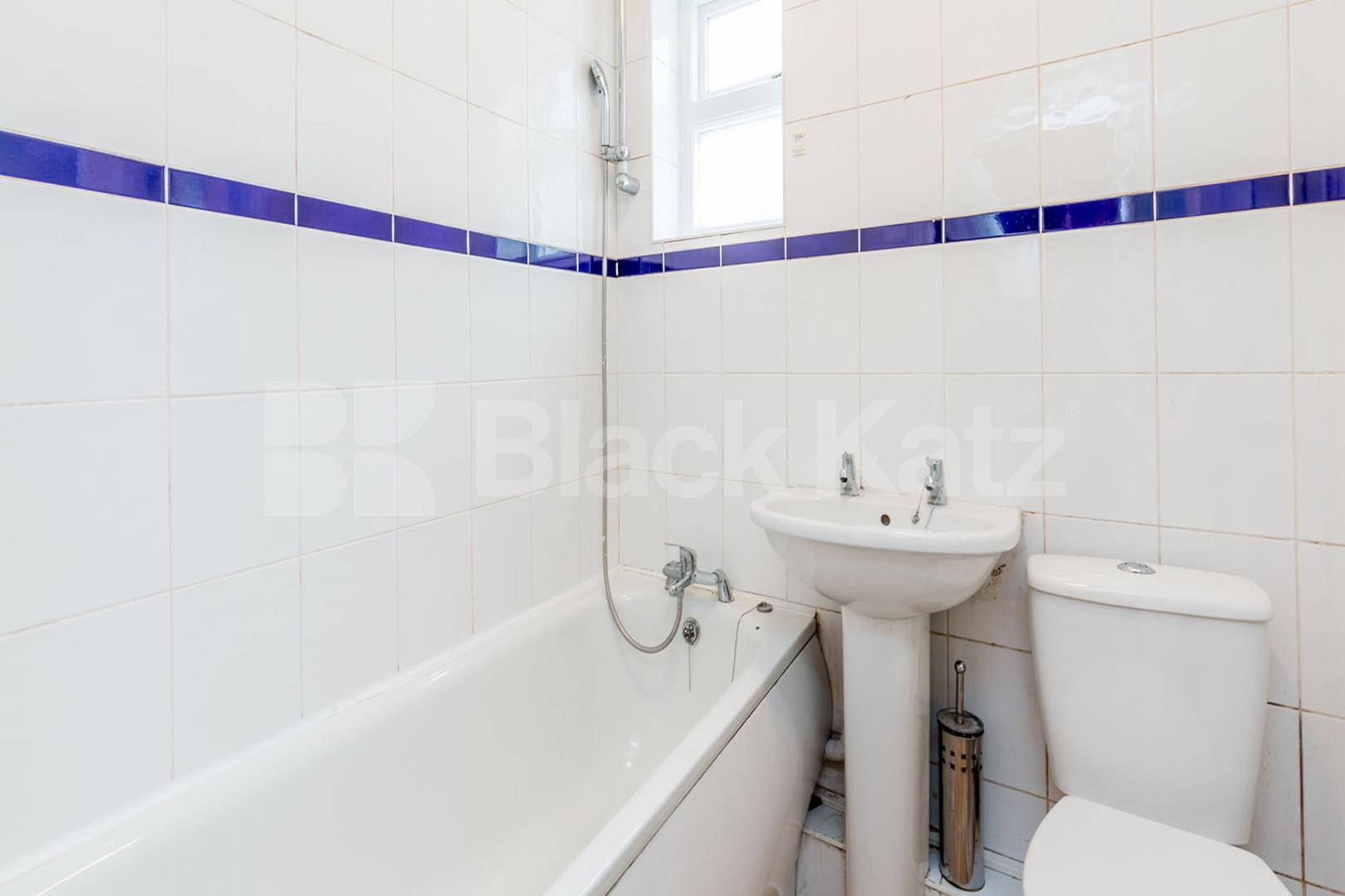 Located only a few minutes walk to Archway Station zone 2 Northern Line Holloway Road, Archway