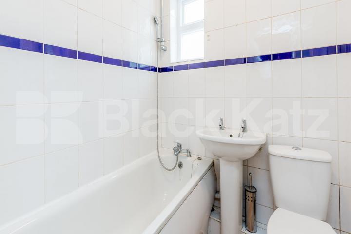 Located only a few minutes walk to Archway Station zone 2 Northern Line Holloway Road, Archway