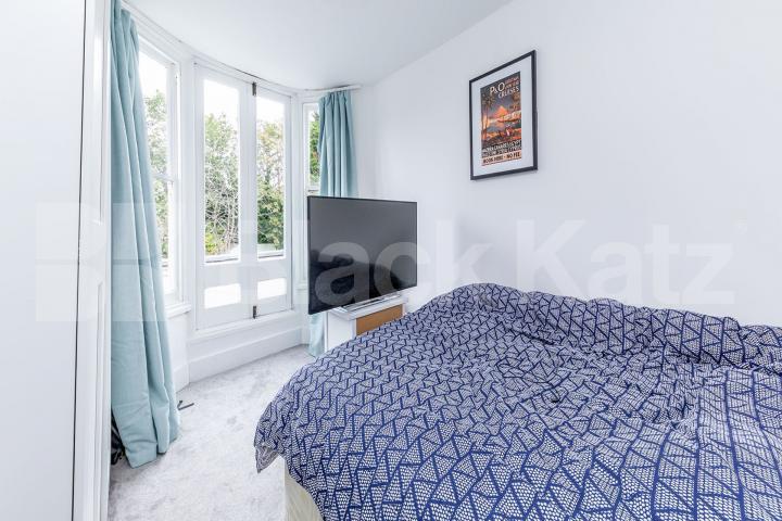3 be 2 bath property located minutes to Bounds Green Station Whittington Road, Bounds Green