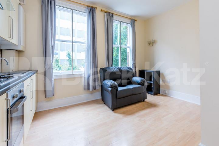 Located only a few minutes walk to Archway Station zone 2 Northern Line Holloway Road, Archway