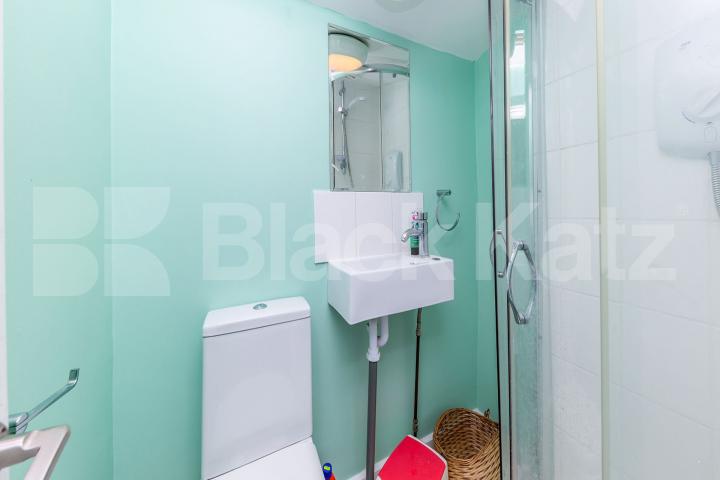 3 be 2 bath property located minutes to Bounds Green Station Whittington Road, Bounds Green