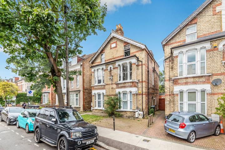 5 bedroom house with large garden and located close to underground station  Whittington Road, Bounds Green