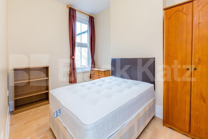 Located only a few minutes walk to Archway Station zone 2 Northern Line Holloway Road, Archway