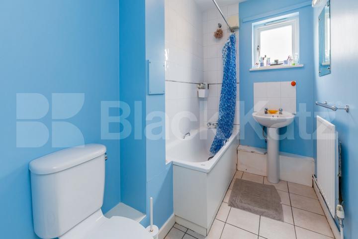 Spacious two bedroom property set on the third floor of a private development Roman Way, Caledonian Road