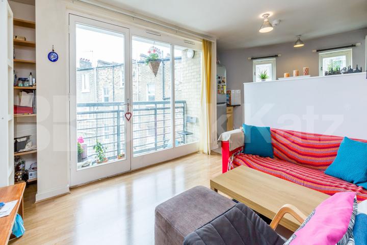 Spacious two bedroom property set on the third floor of a private development Roman Way, Caledonian Road