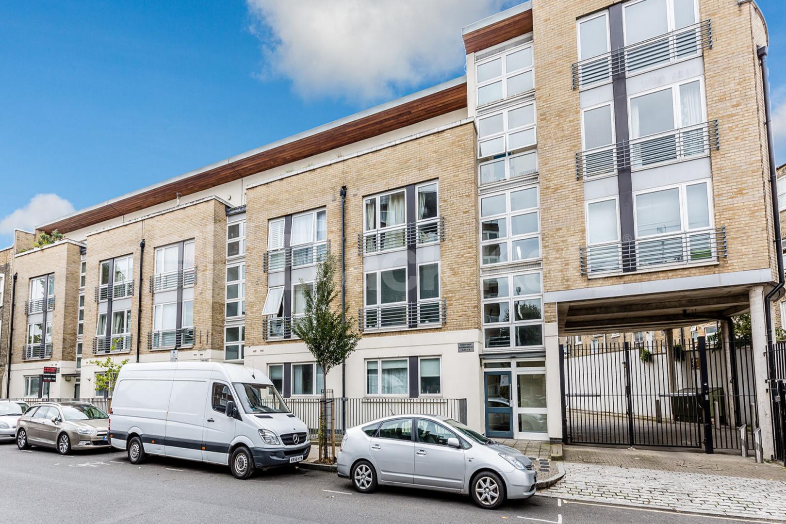 Spacious two bedroom property set on the third floor of a private development Roman Way, Caledonian Road