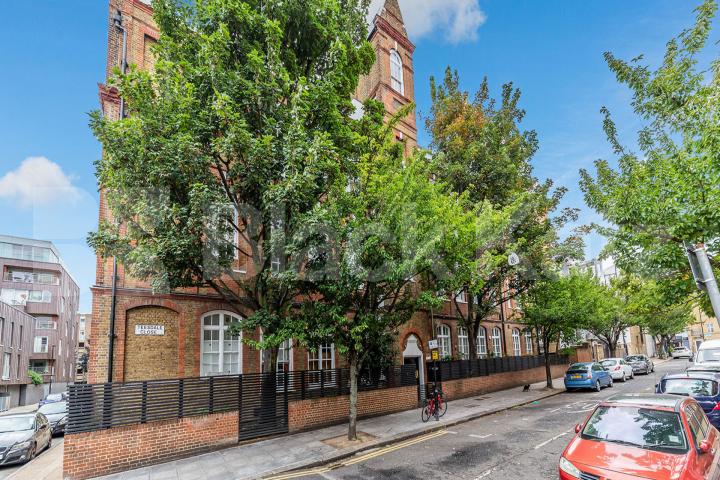 Located within a converted school is this spectacular split level 2 bedroom  Teesdale Close-Minstrel Court, Bethnal Green 