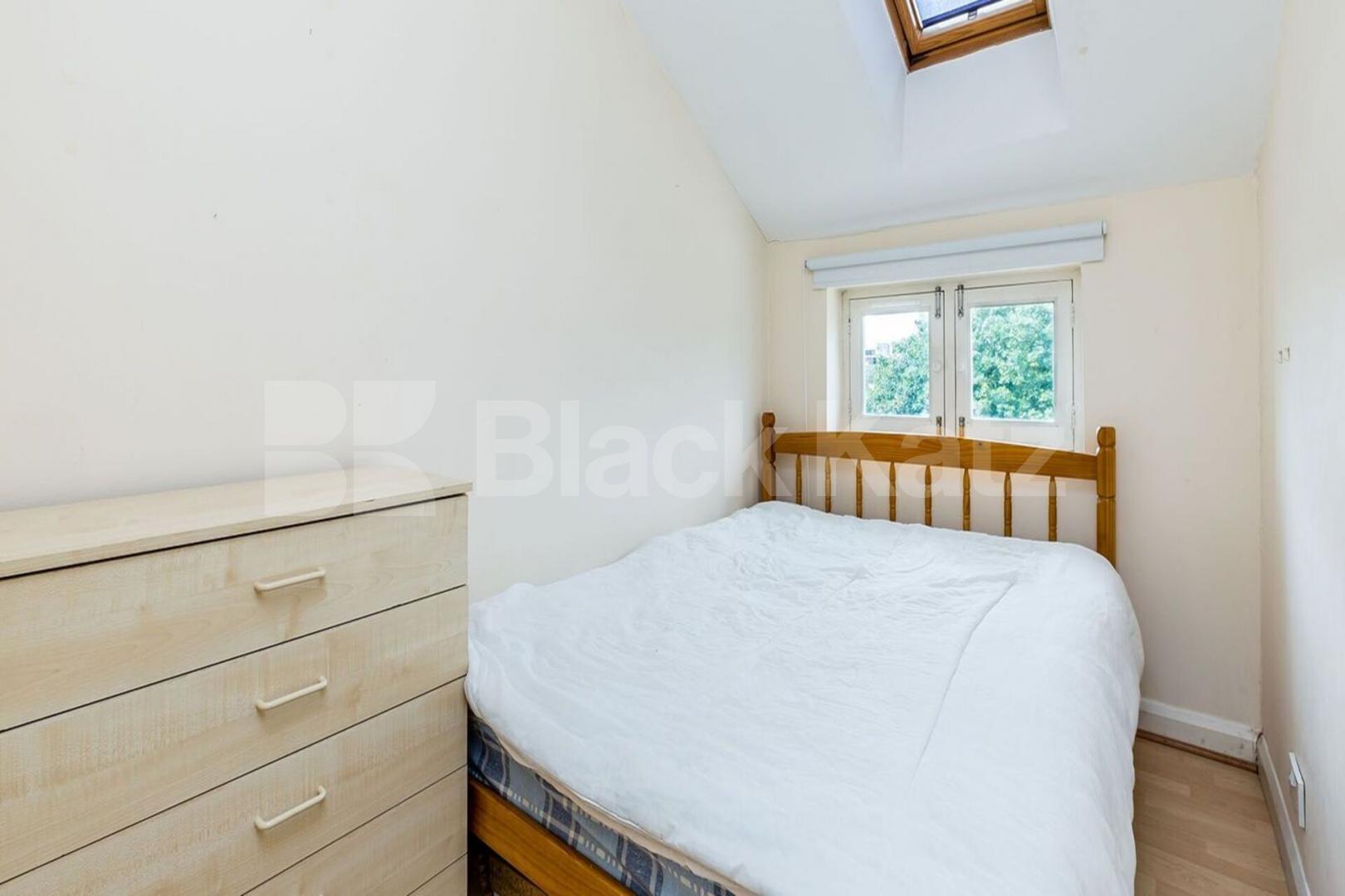 Located in Central Hackney a top floor 2 bedroom close to amenities Mare Street , Hackney