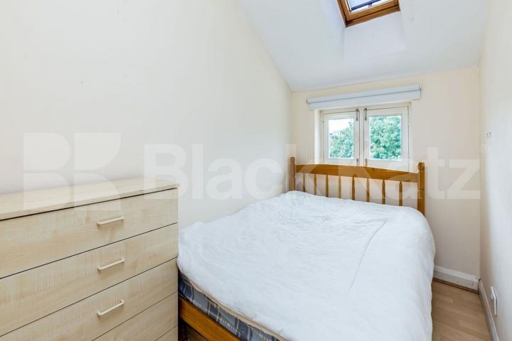 Located in Central Hackney a top floor 2 bedroom close to amenities Mare Street , Hackney