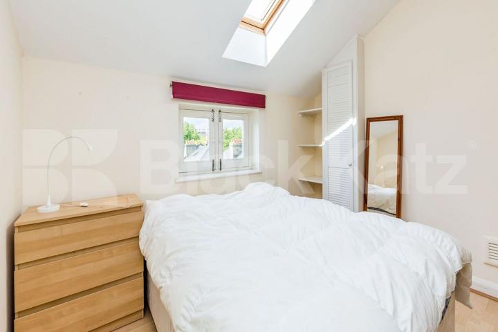 Located in Central Hackney a top floor 2 bedroom close to amenities Mare Street , Hackney