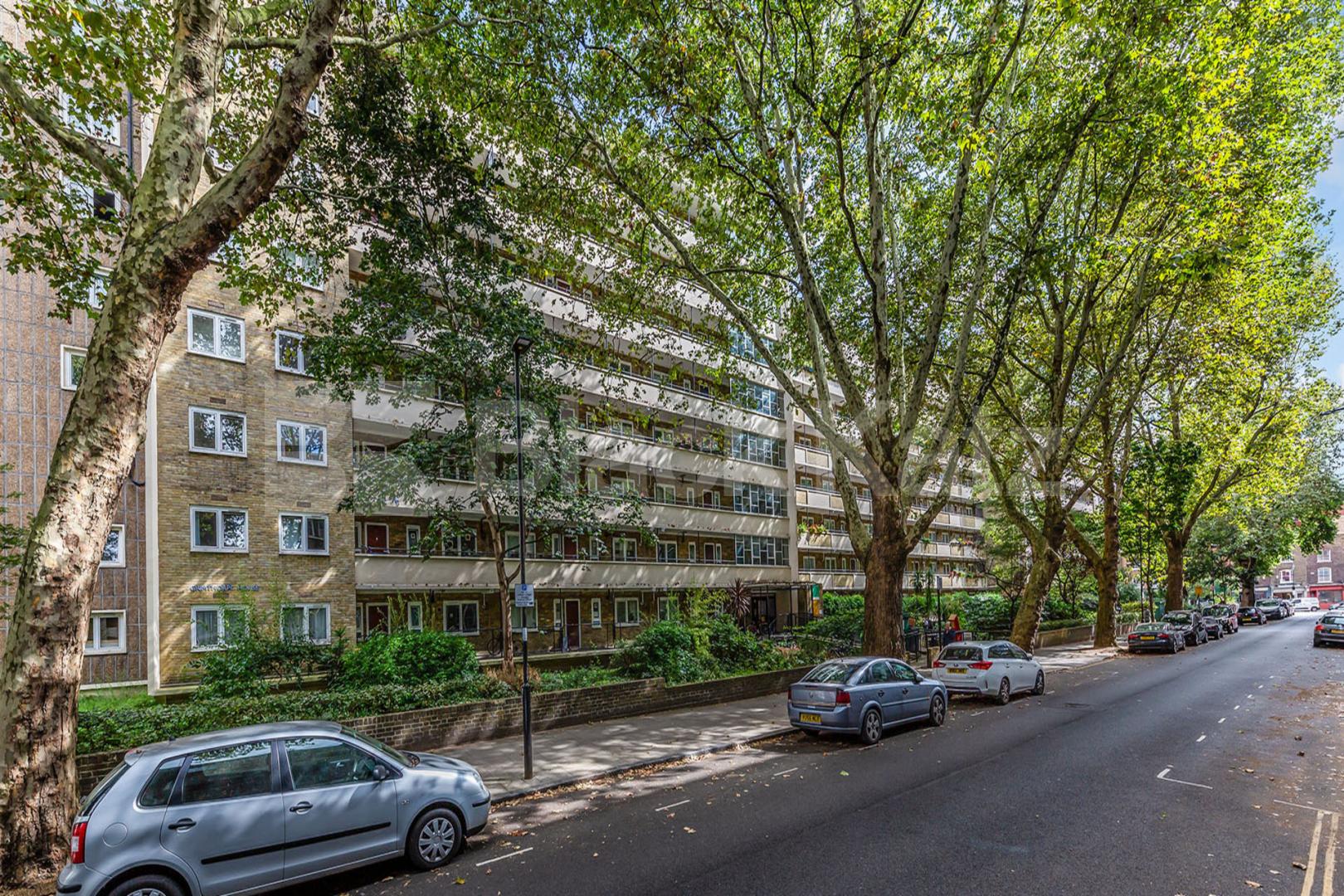 Located in Clerkenwell in zone 1 located minutes to Barbican and Faringdon  Agdon Street, Clerkenwell