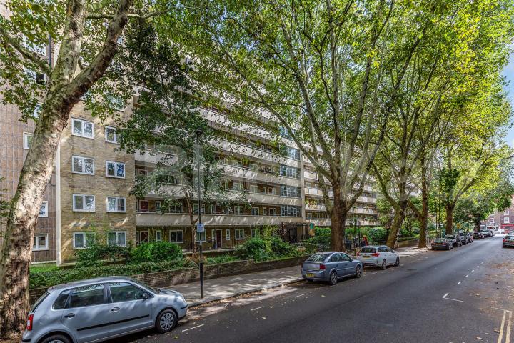 Located in Clerkenwell in zone 1 located minutes to Barbican and Faringdon  Agdon Street, Clerkenwell