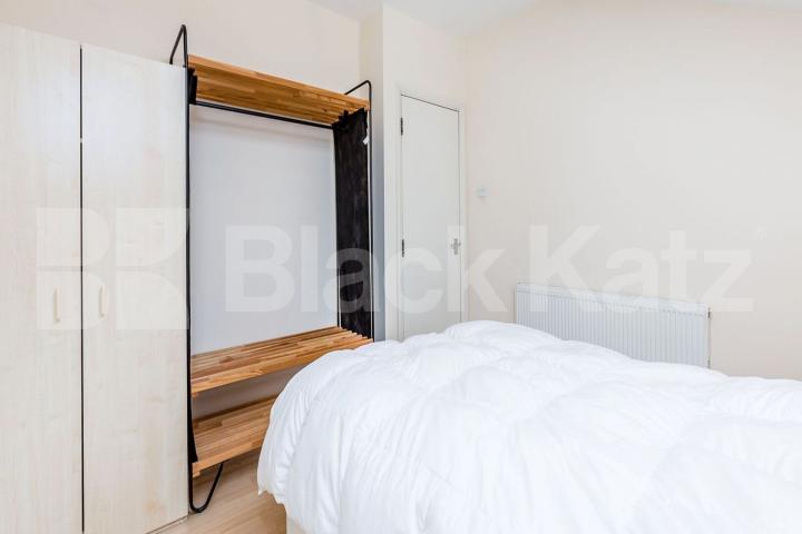 Located in Central Hackney a top floor 2 bedroom close to amenities Mare Street , Hackney