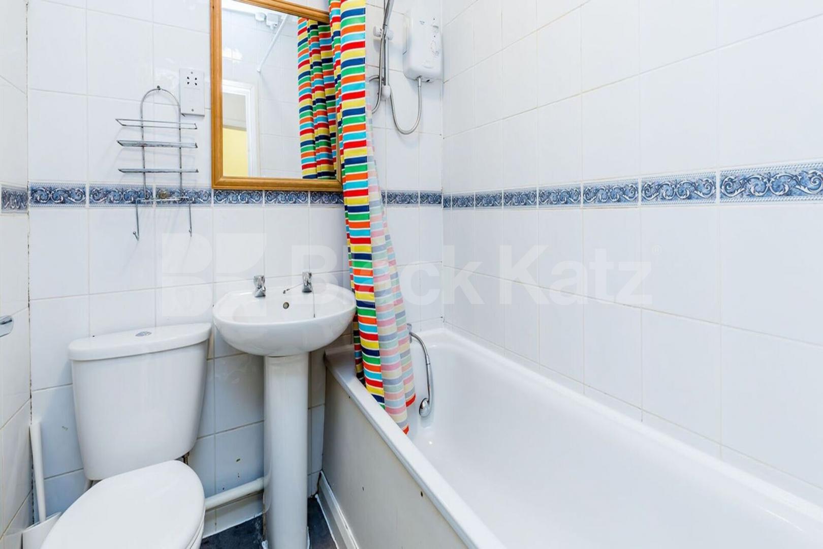 Located in Central Hackney a top floor 2 bedroom close to amenities Mare Street , Hackney