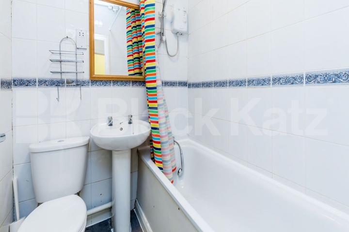 Located in Central Hackney a top floor 2 bedroom close to amenities Mare Street , Hackney