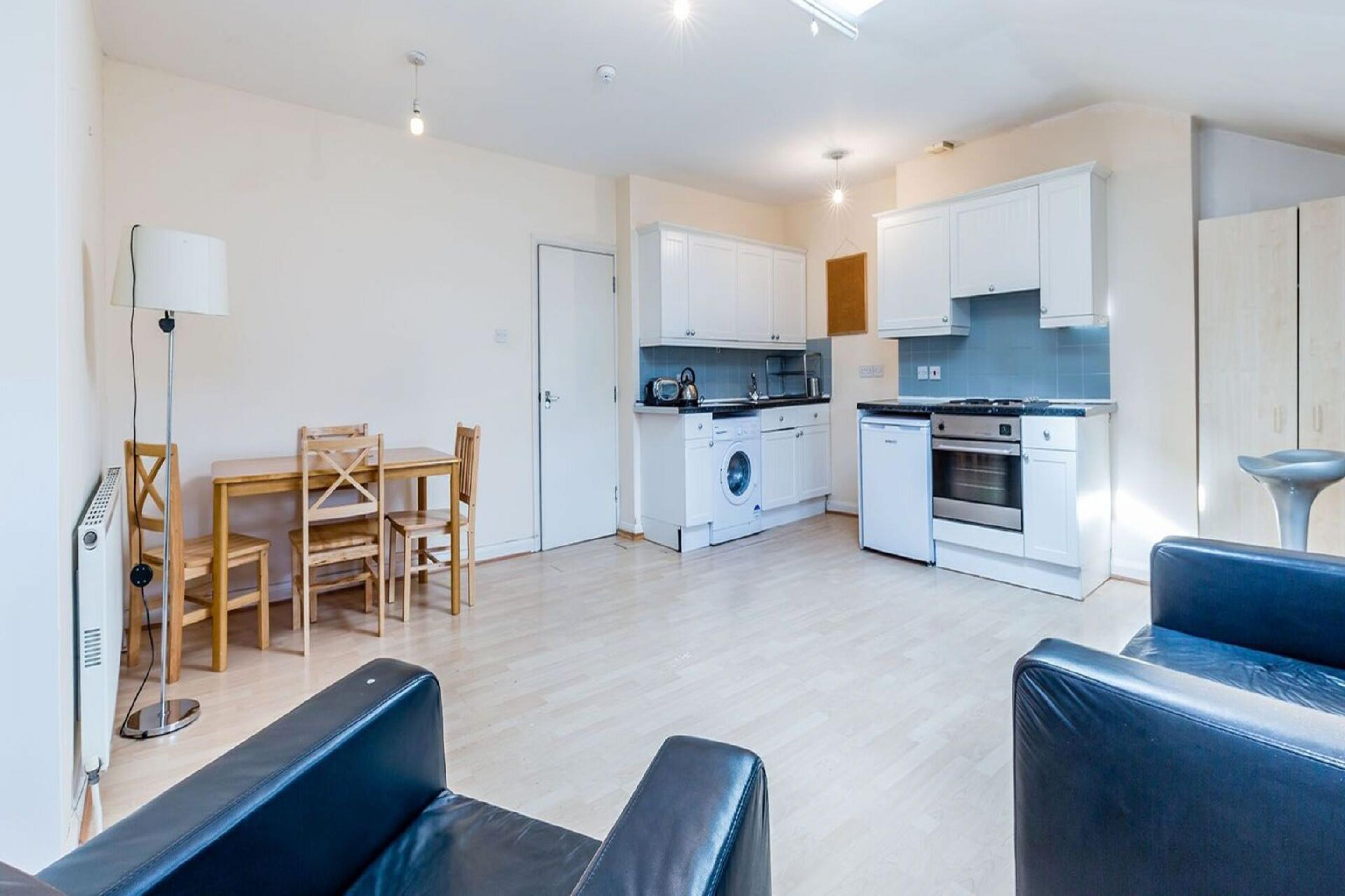 Located in Central Hackney a top floor 2 bedroom close to amenities Mare Street , Hackney E8