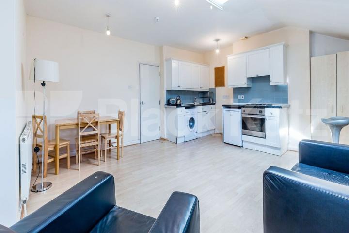 Located in Central Hackney a top floor 2 bedroom close to amenities Mare Street , Hackney