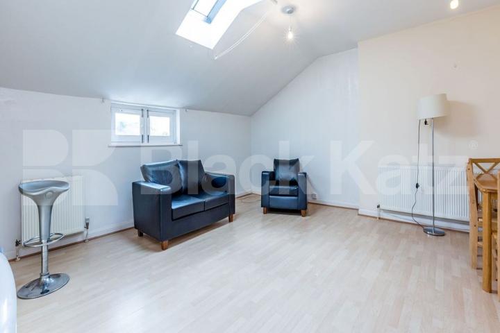 Located in Central Hackney a top floor 2 bedroom close to amenities Mare Street , Hackney