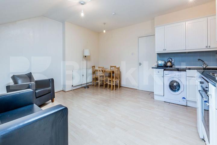 Located in Central Hackney a top floor 2 bedroom close to amenities Mare Street , Hackney