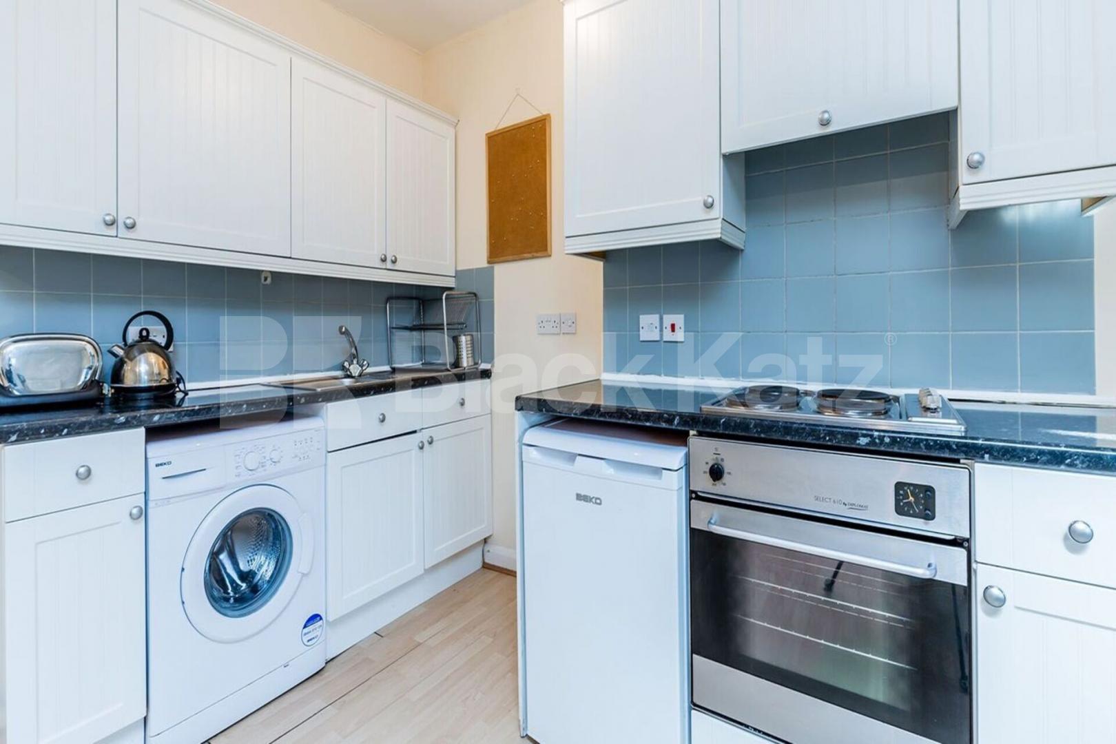 Located in Central Hackney a top floor 2 bedroom close to amenities Mare Street , Hackney