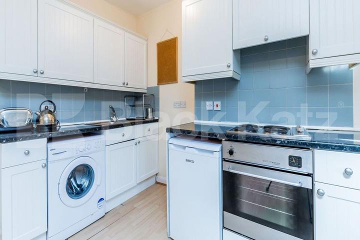 Located in Central Hackney a top floor 2 bedroom close to amenities Mare Street , Hackney