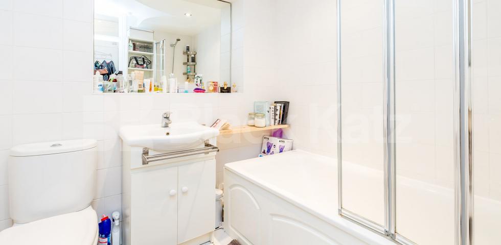 Located in a beautiful period building a bright and cosy 1 bedroom property Rotherfield Street, De Beauvoir