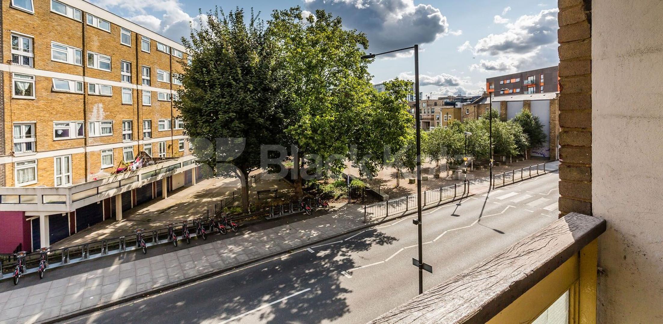 			NEWLY REFURBISHED 4 BEDROOM MAISONETTE , 4 Bedroom, 1 bath, 1 reception Flat			 Tidey Street, MILE END-BOW