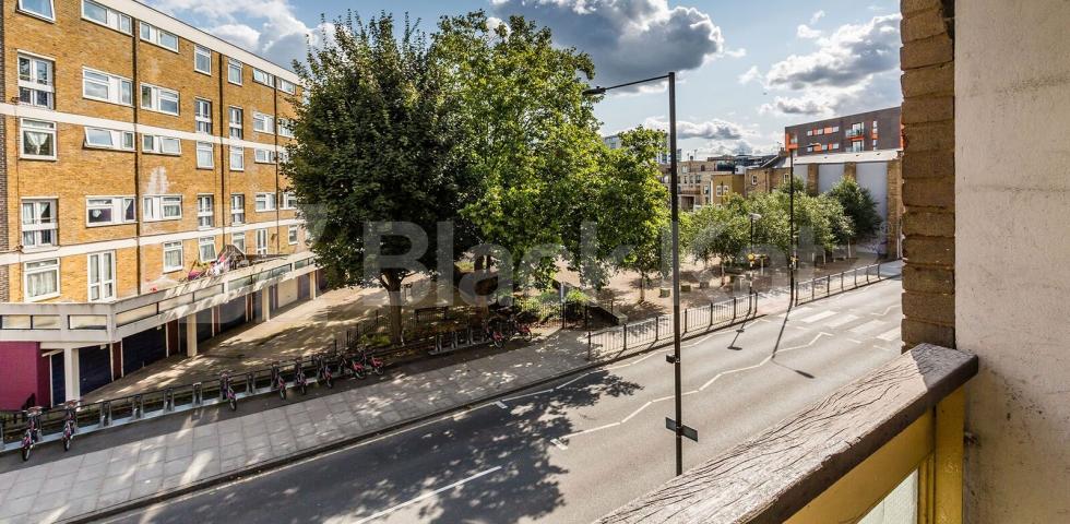 			NEWLY REFURBISHED 4 BEDROOM MAISONETTE , 4 Bedroom, 1 bath, 1 reception Flat			 Tidey Street, MILE END-BOW