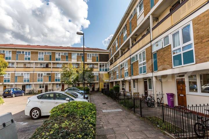 4 bedroom split over two floors with large double bedrooms and a garden Tidey Street, Mile End / Bow E3