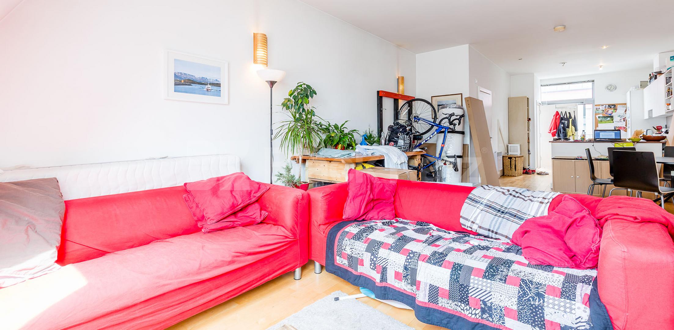 			MUST SEE!!, 2 Bedroom, 1 bath, 1 reception Flat			 Red Square, Carysfort Road, STOKE NEWINGTON