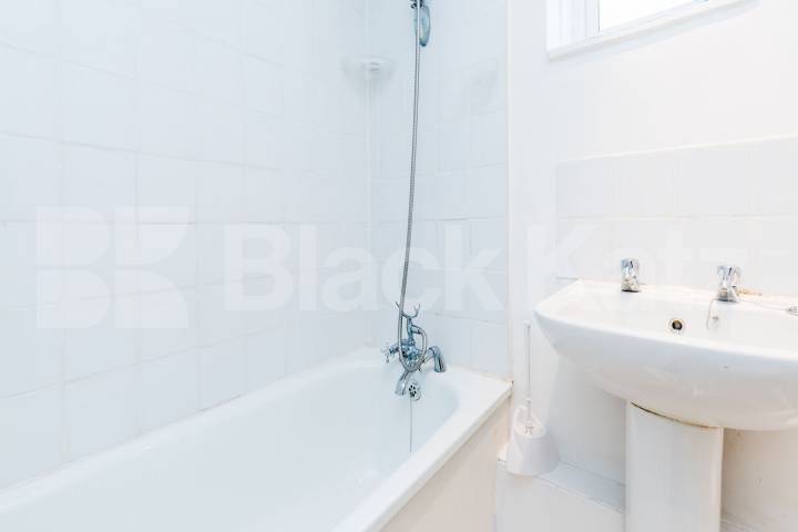 2 double bedroom property with balcony located in Holloway N7 Windsor Road, Holloway