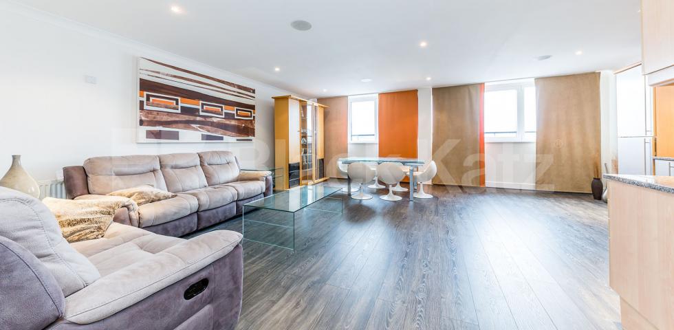 			STUNNING TWO BED IN ANGEL, 2 Bedroom, 1 bath, 1 reception Flat			 THE POINT-BARON STREET, ANGEL-ISLINGTON