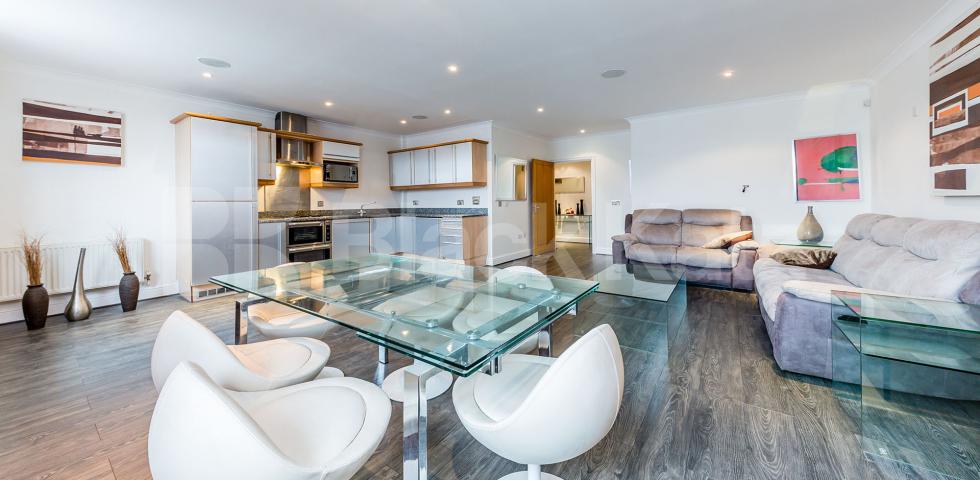 			STUNNING TWO BED IN ANGEL, 2 Bedroom, 1 bath, 1 reception Flat			 THE POINT-BARON STREET, ANGEL-ISLINGTON