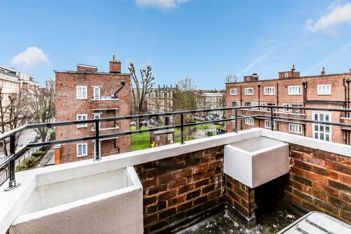 2 double bedroom property with balcony located in Holloway N7 Windsor Road, Holloway